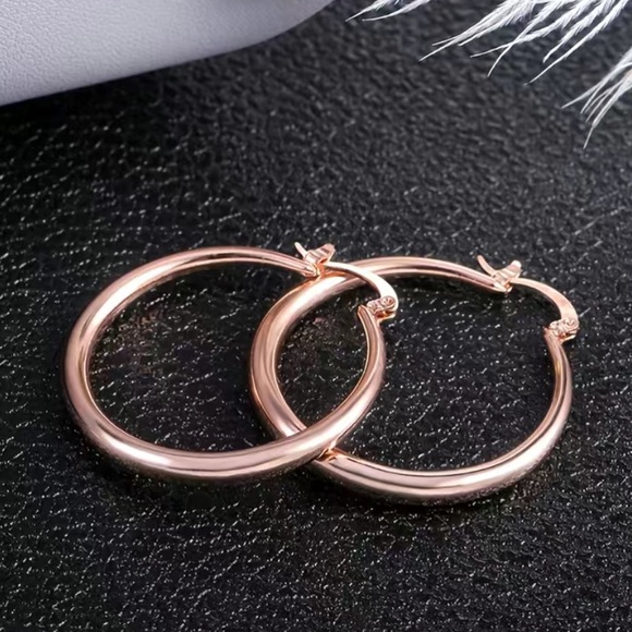 NWT 18 KT GOLD PLATED ROSE GOLD HOOPS HOOP EARRINGS LIGHTWEIGHT TRENDY GIFT - Picture 2 of 4